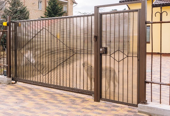 Купить ворота из профлиста с элементами ковки, с металлическими столбами в рамке или под дерево в Элисте от 156375 руб
